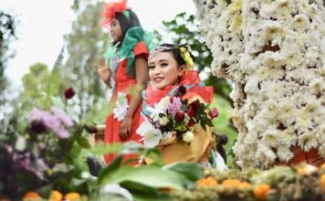 Mahasiswa 12 Negara Ramaikan Parade Bunga Beautiful Malino