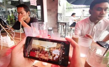 Warga Menyaksikan Pelantikan Pj Wali Kota Makassar Via Daring