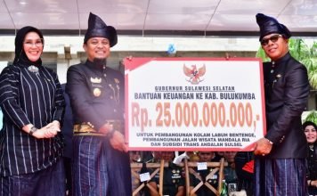 Gubernur Sulsel Serahkan Bantuan Rp 25 Miliar untuk Pembangunan Kolam Labuh, Jalan, dan Subsidi Transportasi Darat