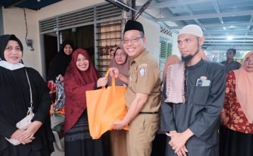 Sekretaris DPRD Bersama PKK Sekretariat DPRD Makassar Serahkan Bantuan kepada Warga di Lorong Wisata
