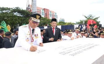 Danny Pomanto-Mendagri RI Tanda Tangani Prasasti Hari Otda Ke 27 di Anjungan Losari