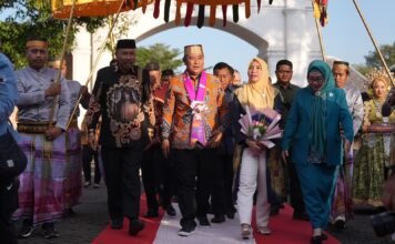 Disambut Secara Adat, Pj Gubernur Bahtiar Minta Dukungan Pemda dan Masyarakat Bone Jalankan Tugas