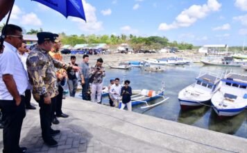 Pemprov Sulsel Serahkan Bantuan 8 Unit Kapal Nelayan di Bulukumba