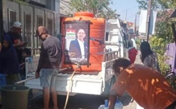 Anggota DPRD Makassar Supratman Salurkan Air Bersih untuk Warga