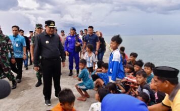 Bahtiar Baharuddin Semangati Anak Nelayan di Takalar untuk Jadi Pemimpin