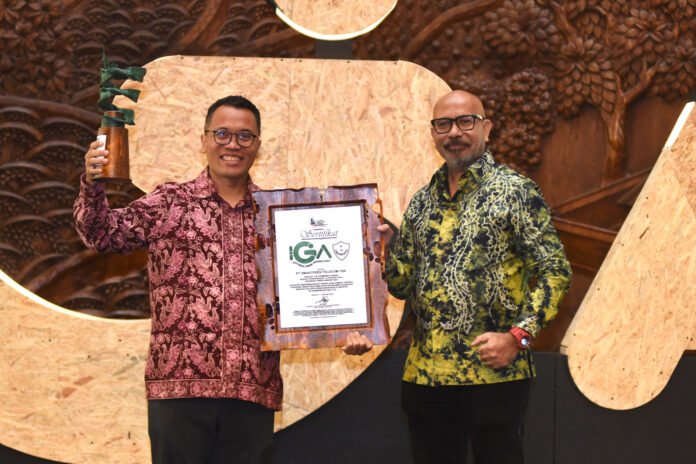 Smartfren Menerima Indonesia Green Awards 2024-1