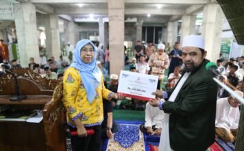 Plt Kadiskominfo Ismawaty Nur Serahkan Bantuan Hibah 100 Juta ke Masjid Ihyatul Jamaah