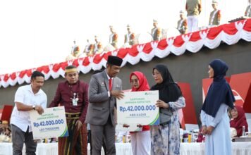 Momen HUT RI 79, Pj Sekda Makassar Serahkan Santunan kepada Ahli Waris