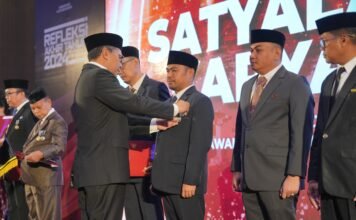 Kadispar Makassar, Muhammad Roem Terima Penghargaan Satyalancana Karya Satya