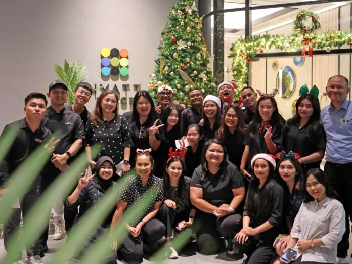 Hyatt Place Makassar Semarakkan Awal Musim Liburan dengan “Christmas Tree Lighting Ceremony”