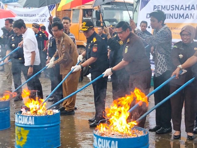 Pemusnahan rokok dan minuman beralkohol ilegal