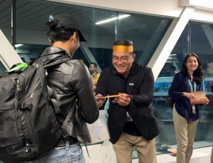 sambut penumpang pertama