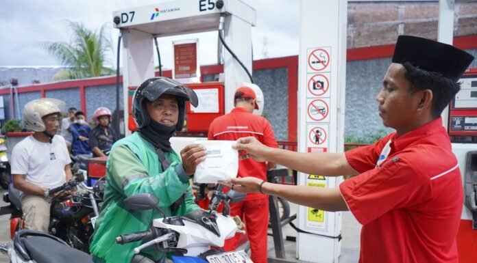 Selama Ramadan, Pertamina Patra Niaga Regional Sulawesi Berbagi Takjil di 178 SPBU