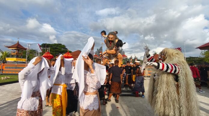 Umat Hindu Makassar dan Maros Arak Ogoh-Ogoh di Kompleks Pura Kostrad Kariango