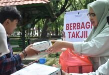 Direktorat Kemahasiswaan Unhas Bagikan 1.450 Paket Takjil