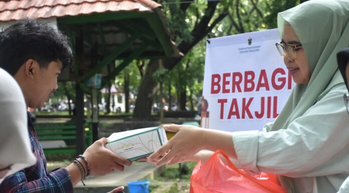 Direktorat Kemahasiswaan Unhas Bagikan 1.450 Paket Takjil