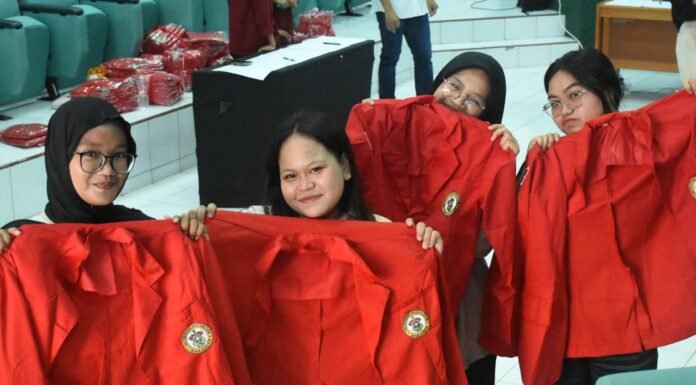 Unhas Gratiskan Jas Almamater bagi Mahasiswa Baru 2026