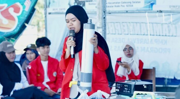 Mahasiswa Unhas Latih Warga Desa Buat Filter Sederhana
