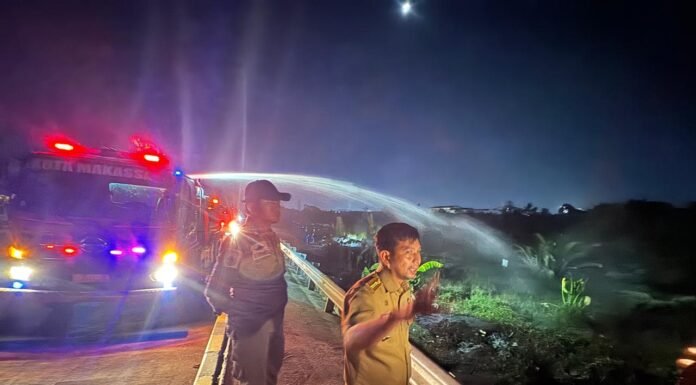 Respons Aduan di Lontara+, Pemkot Makassar Bererak Cepat Padamkan Kebakaran Sampah di Jalan Leimena