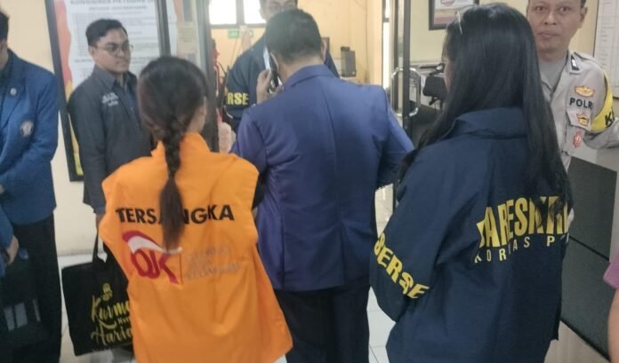 serahkan tersangka BPR DCN