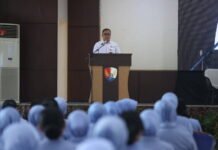 Kepala OJK Sulselbar, Moch. Muchlasin saat memberi edukasi keuangan kepada personel Lanud Hasanuddin beserta keluarga, Jumat (31/07/2026). POTO: ISTIMEWA