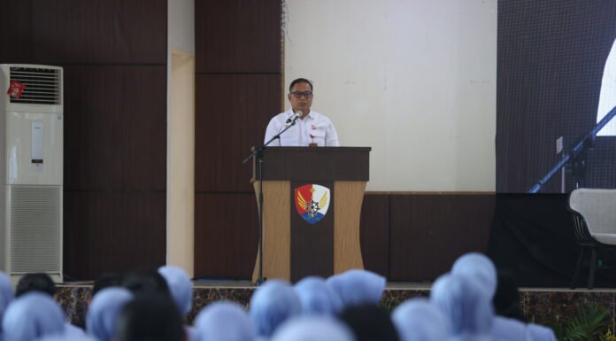 Kepala OJK Sulselbar, Moch. Muchlasin saat memberi edukasi keuangan kepada personel Lanud Hasanuddin beserta keluarga, Jumat (31/07/2026). POTO: ISTIMEWA