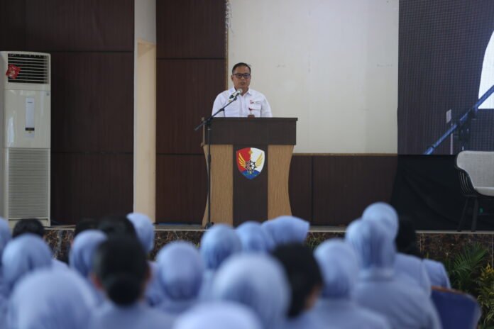 Kepala OJK Sulselbar, Moch. Muchlasin saat memberi edukasi keuangan kepada personel Lanud Hasanuddin beserta keluarga, Jumat (31/07/2026). POTO: ISTIMEWA