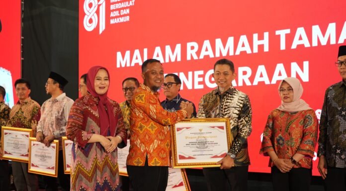 PLN UID Sulselrabar Terima Penghargaan Pemprov Sulsel atas Kontribusi terhadap Program Strategis Pemda