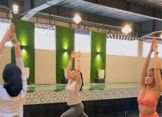 KHAS Makassar Hotel Hadirkan “Poolside Yoga II”