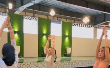 KHAS Makassar Hotel Hadirkan “Poolside Yoga II”