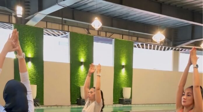 KHAS Makassar Hotel Hadirkan “Poolside Yoga II”