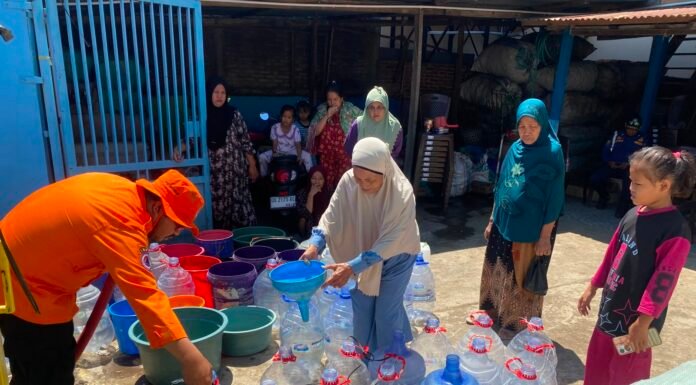 Pemkot Makassar Salurkan Bantuan Air Bersih ke Warga Terdampak Kekeringan