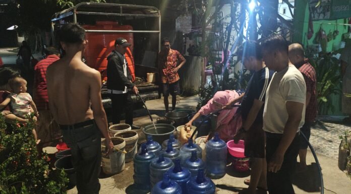 Kemarau Panjang, PDAM Makassar Kerahkan Tangki dan Pickup Salurkan Air ke Lorong Warga