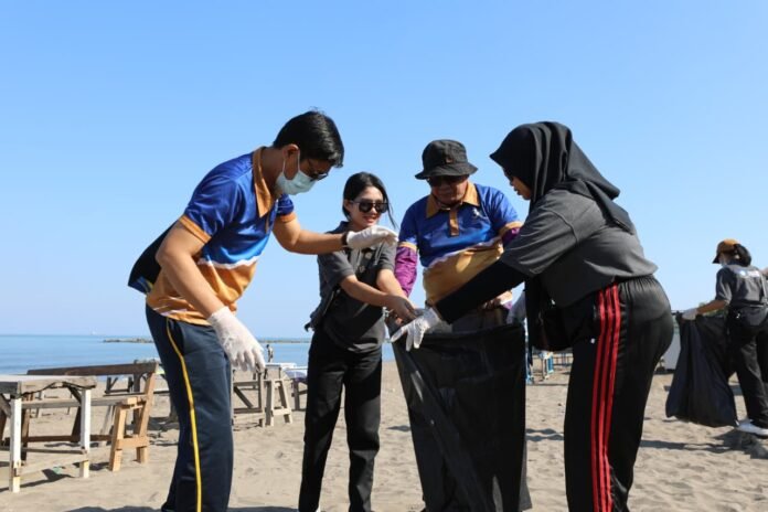 bersih bersih pantai