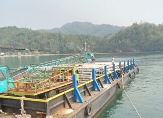 PLN Hadirkan Harapan Terang, Warga Desa Lawisata Sambut Haru Kedatangan Material