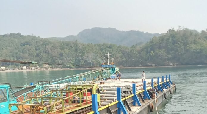 PLN Hadirkan Harapan Terang, Warga Desa Lawisata Sambut Haru Kedatangan Material